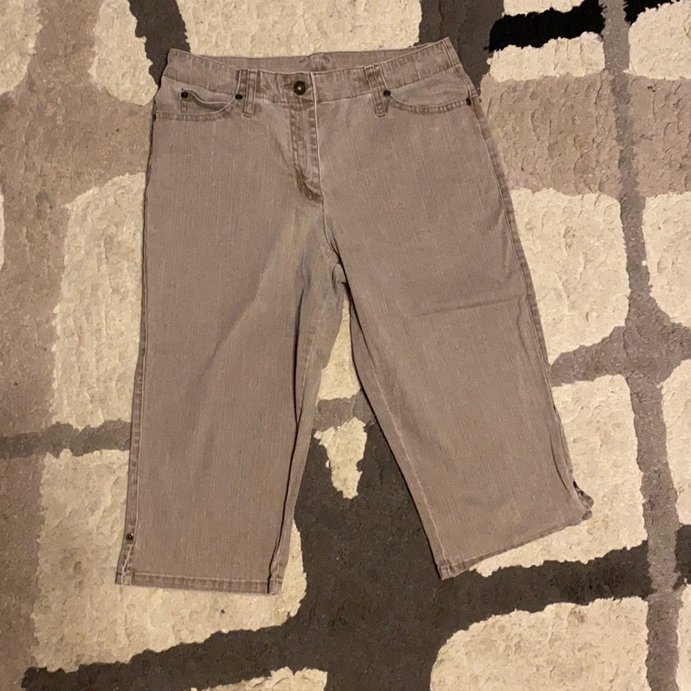 Tan Christopher and banks capris